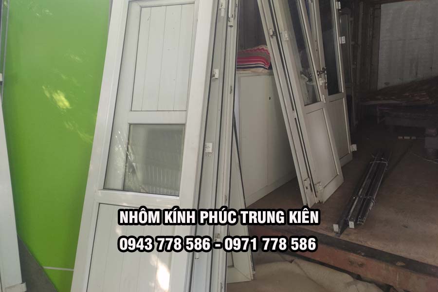 khach-hang-thanh-ly-cua-nhom-kinh-cu